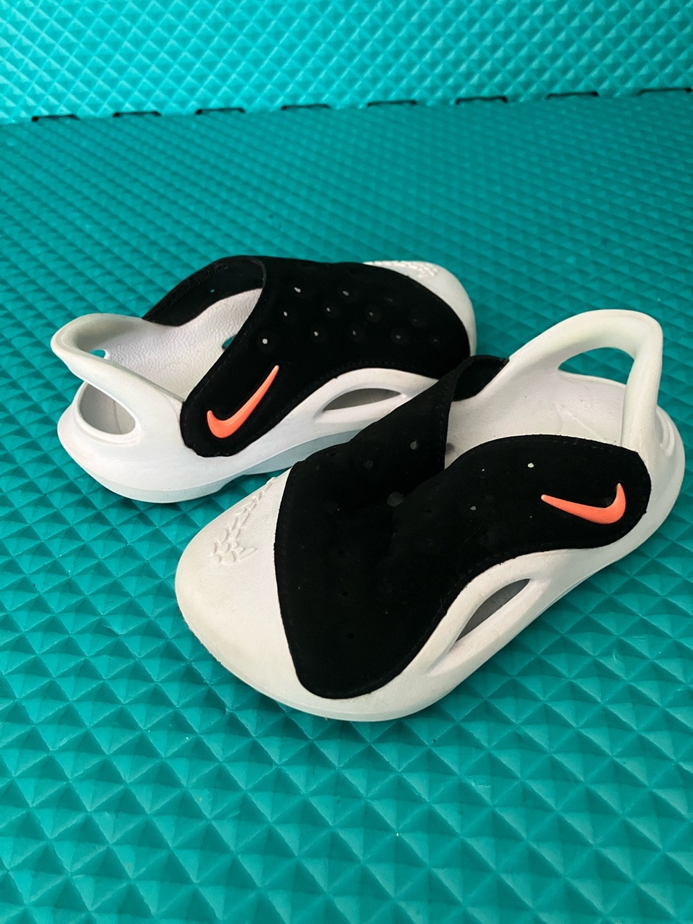 NIKE Toddlers Boys White/ Black Aqua Swoosh Kids' Clogs Sandals | 8